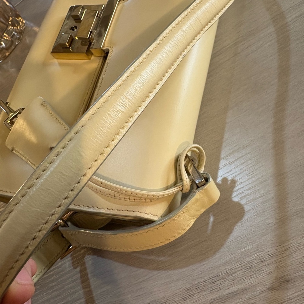 Gucci cream padlock bag with gold Accents. With box and dust bag . - Picture 12 of 16